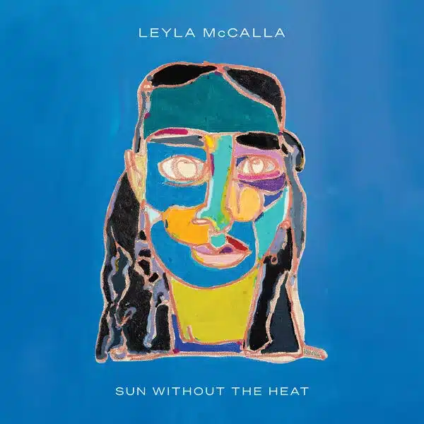 Pochette bleu avec la peinture d'un visage, album Sun Without The Heat de Leyla McCalla sortie en avril 2024